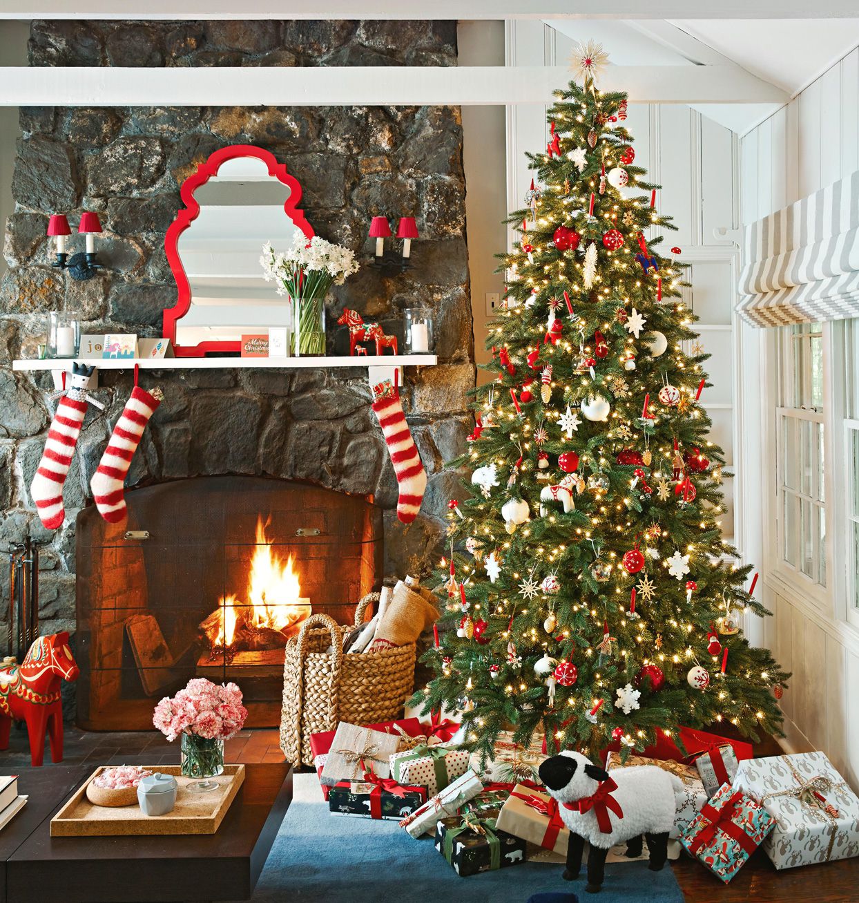 living-room-decorated-christmas-a977cc7d-169ccf20021546939bf4e702f26e9de1