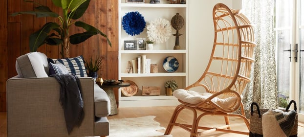  Một chiếc ghế mây như thế này sẽ tạo điểm nhấn cho phòng khách nhà bạn. Hình ảnh: Cost Plus World Market 