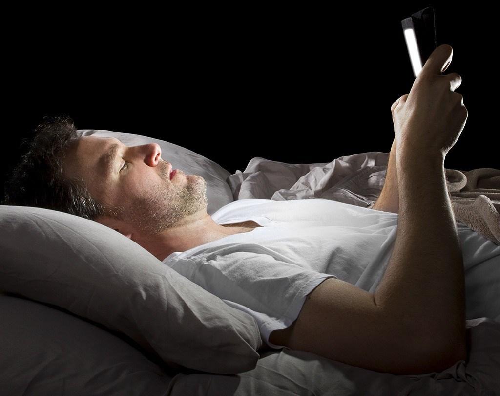 phone-in-bed-8-ways-lose-weight-while-you-sleep-8877
