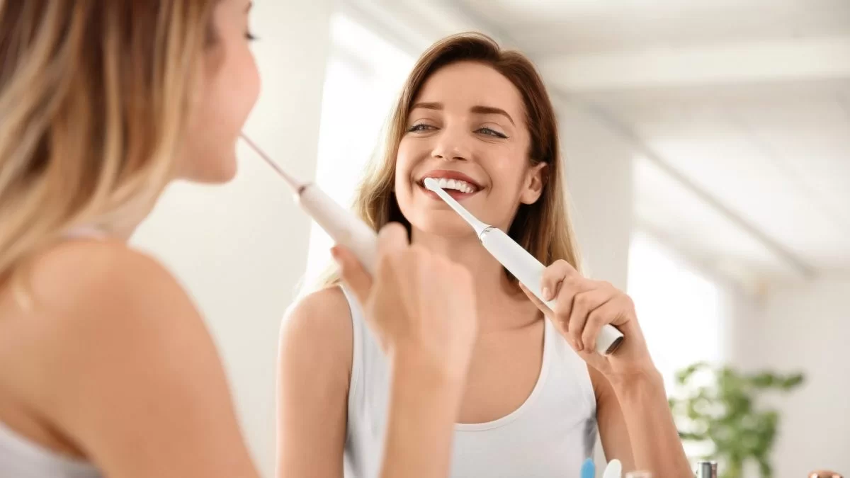 Se-brosser-les-dents-avec-brosse-electrique-scaled-1200x675