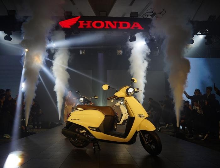 honda-ra-mat-xe-ga-at-chu-bai-125cc-moi-gia-41-trieu-dong-the-chan-sh-mode-dep-lan-at-air-blade-anh-1