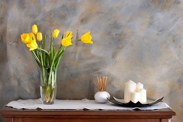 faux-hero-table-yellow-tulips