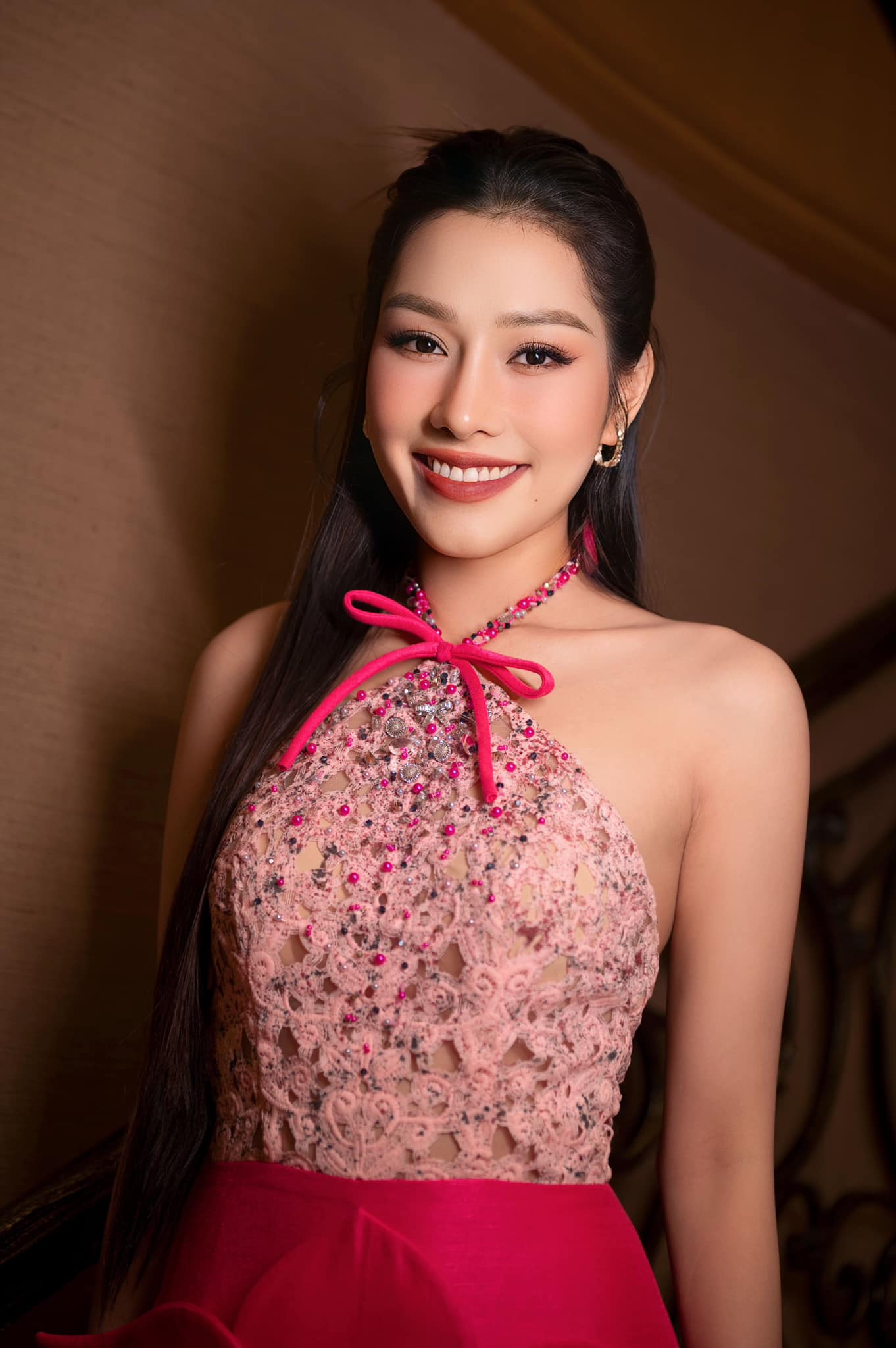 Vẻ đẹp rạng ngời của Top 15 Hoa hậu hoàn vũ Việt Nam Thủy Bùi. Cô trải nghiệm thi hoa hậu để tìm kiếm cơ hội đi hát nhiều hơn.