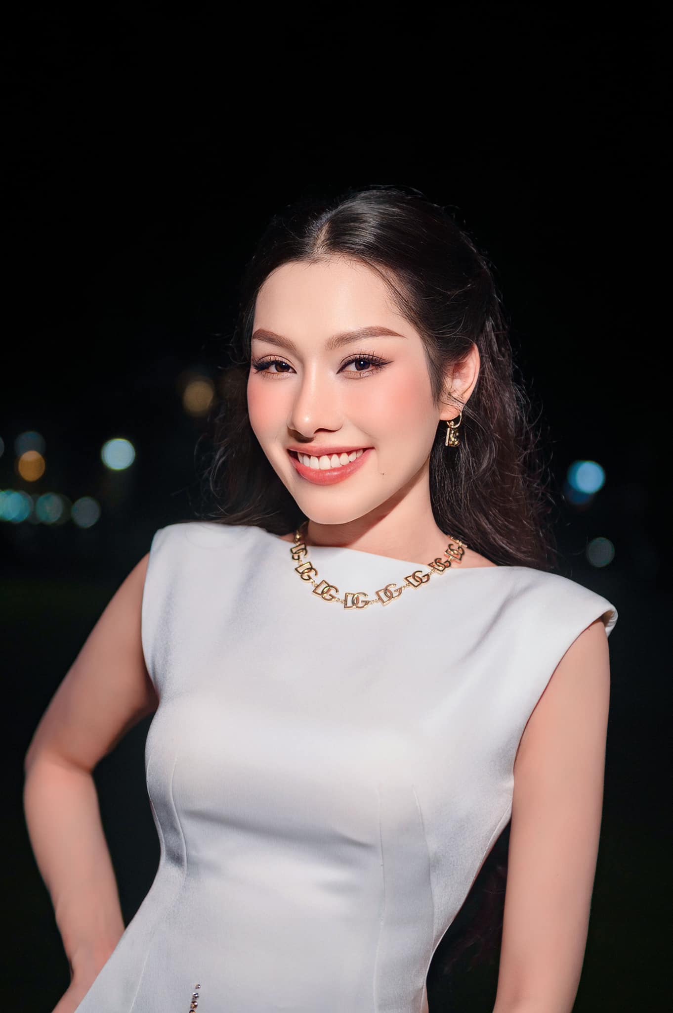 Vẻ đẹp rạng ngời của Top 15 Hoa hậu hoàn vũ Việt Nam Thủy Bùi. Cô trải nghiệm thi hoa hậu để tìm kiếm cơ hội đi hát nhiều hơn.