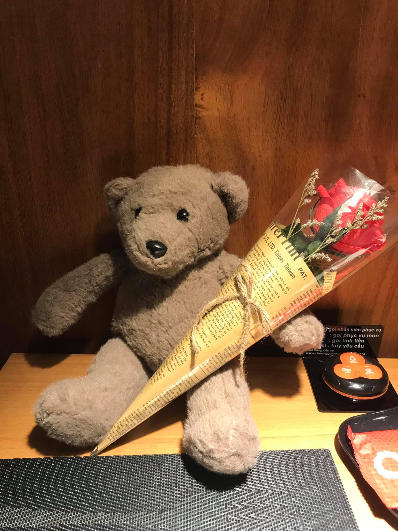 Gấu bông và hoa hồng là quà Valentine mẹ tặng con gái năm nào đó. Ảnh do tác giả cung cấp.
