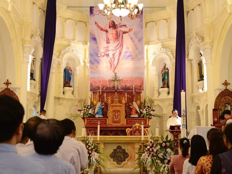 Tham dự các buổi lễ tại các nhà thờ ở Hà Nội 