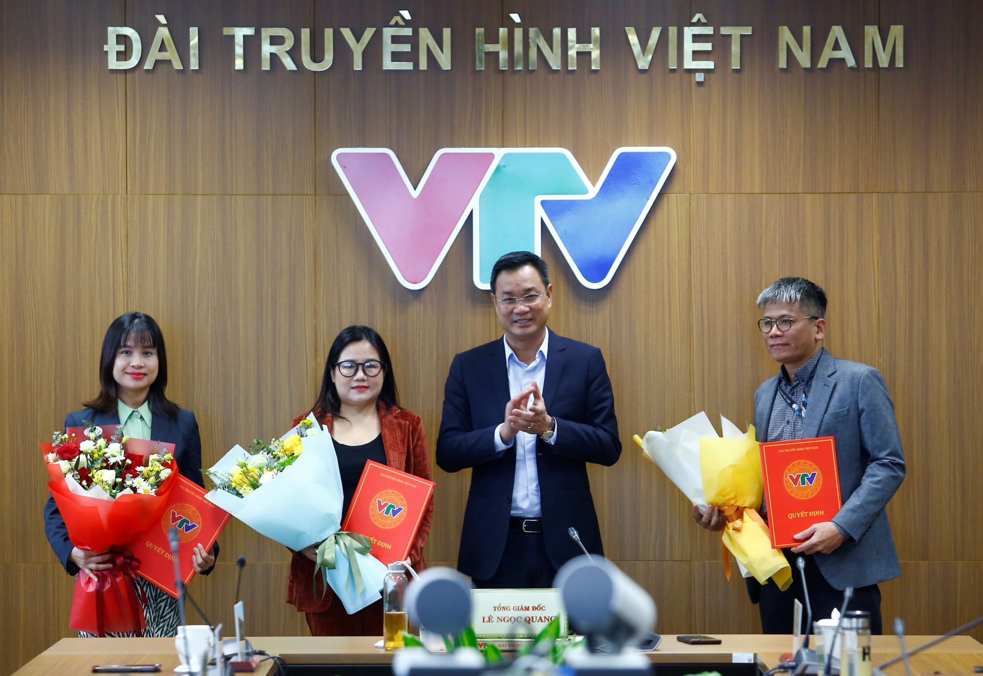 Tổng Giám đốc Đài THVN Lê Ngọc Quang trao quyết định bổ nhiệm cho các lãnh đạo Thời báo VTV