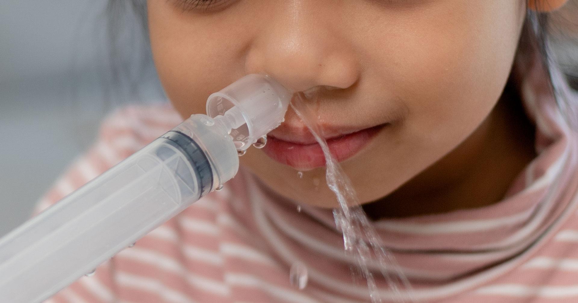 Cha mẹ nên nhắc nhở trẻ mở miệng trong quá trình rửa mũi