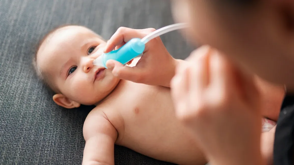 Cha mẹ có thể dùng dụng cụ hút mũi để hút dịch nhày trong mũi trẻ