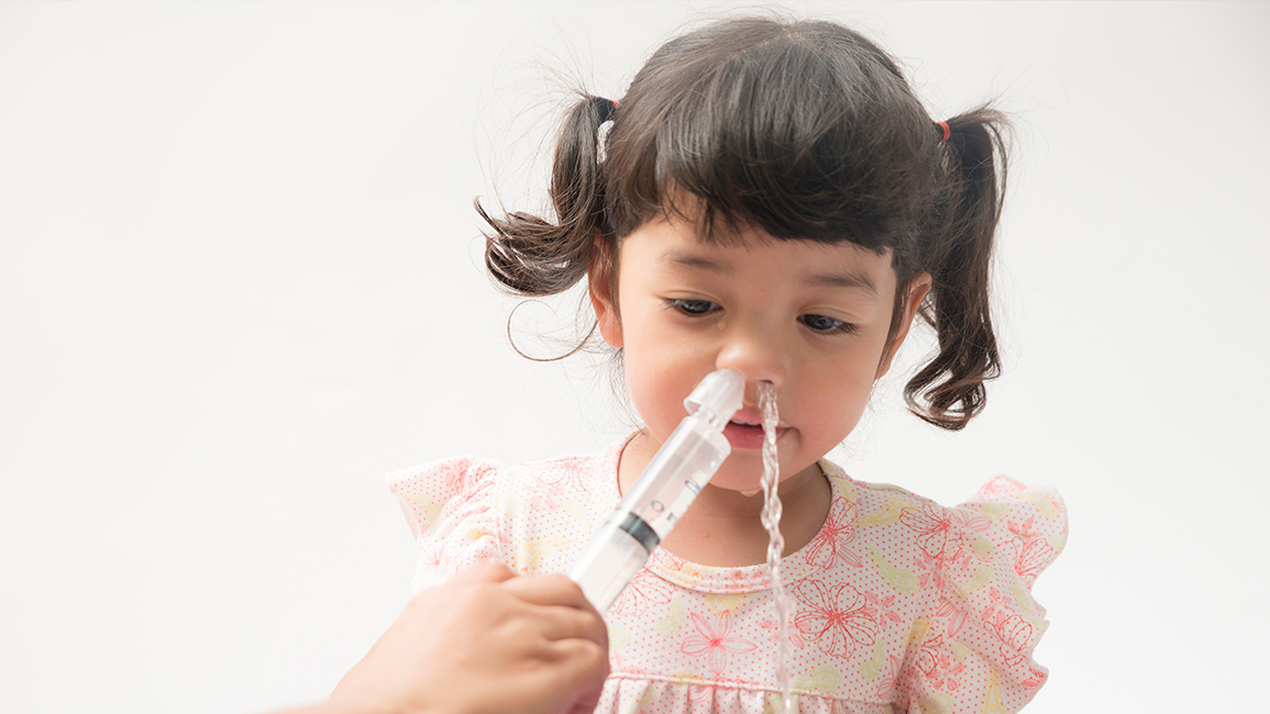 Vệ sinh mũi cho trẻ quá nhiều có thể gây kích ứng niêm mạc mũi hoặc làm mất đi chất dịch bảo vệ tự nhiên