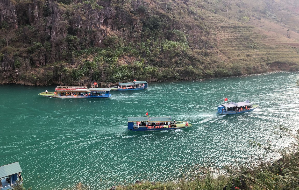 Tàu du lịch trên sông Nho Quế dừng chở khách tham quan kể từ ngày 16/9. (Ảnh: Viết Tôn)