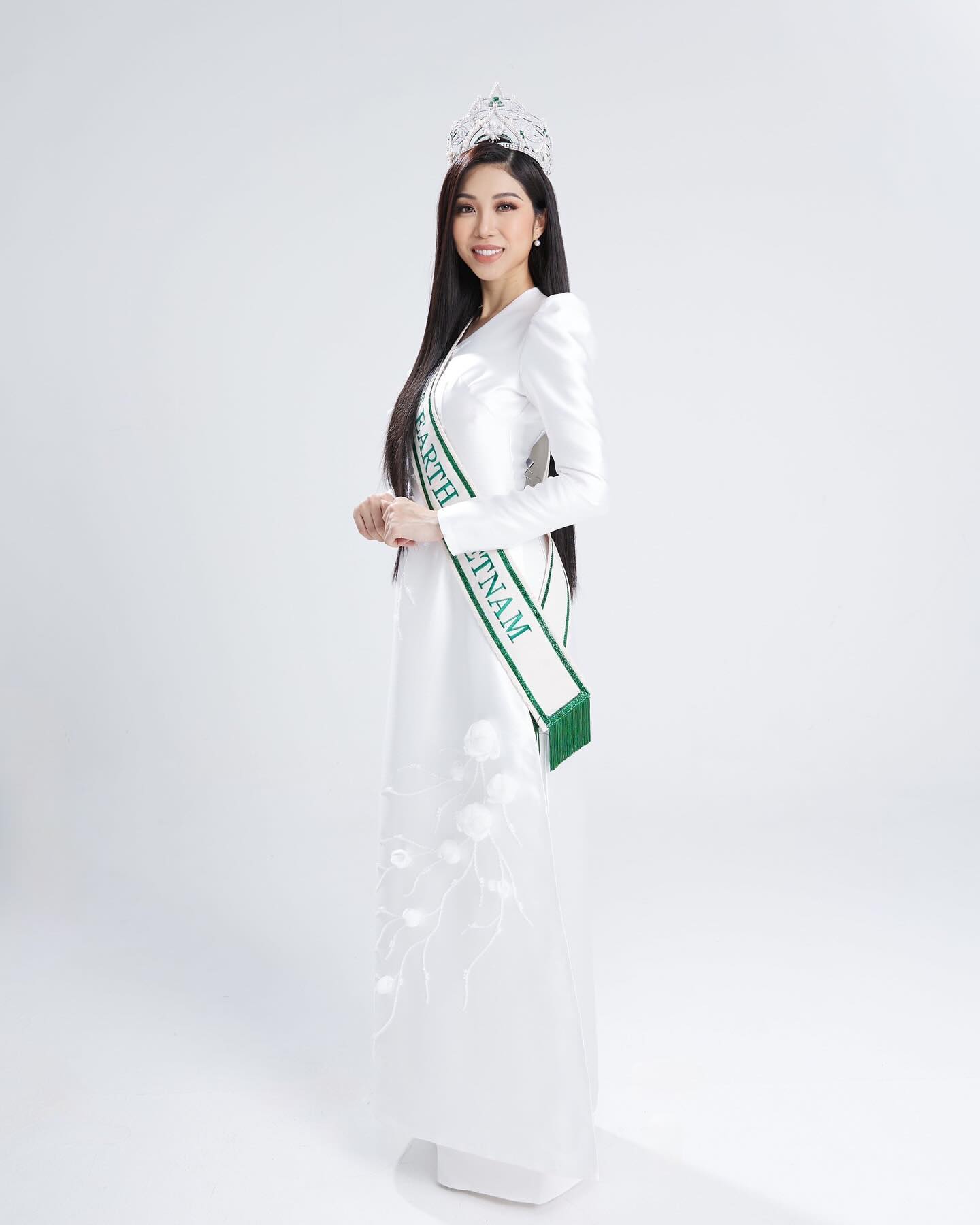Đại diện Việt Nam Đỗ Thị Lan Anh tại Miss Earth 2023 diện áo dài truyền thống trong ngày đầu nhập cuộc. (Ảnh: FBNV)