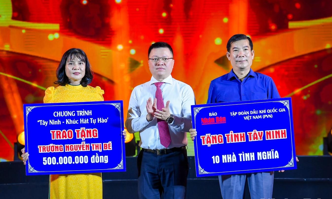 Ban tổ chức đã trao 10 căn nhà đại đoàn kết gửi tới người dân Tây Ninh; và trao đồ dùng học tập và quà trị giá 500 triệu đồng tặng Trường Trung học cơ sở Nguyễn Thị Bé (huyện Gò Dầu, Tây Ninh).
