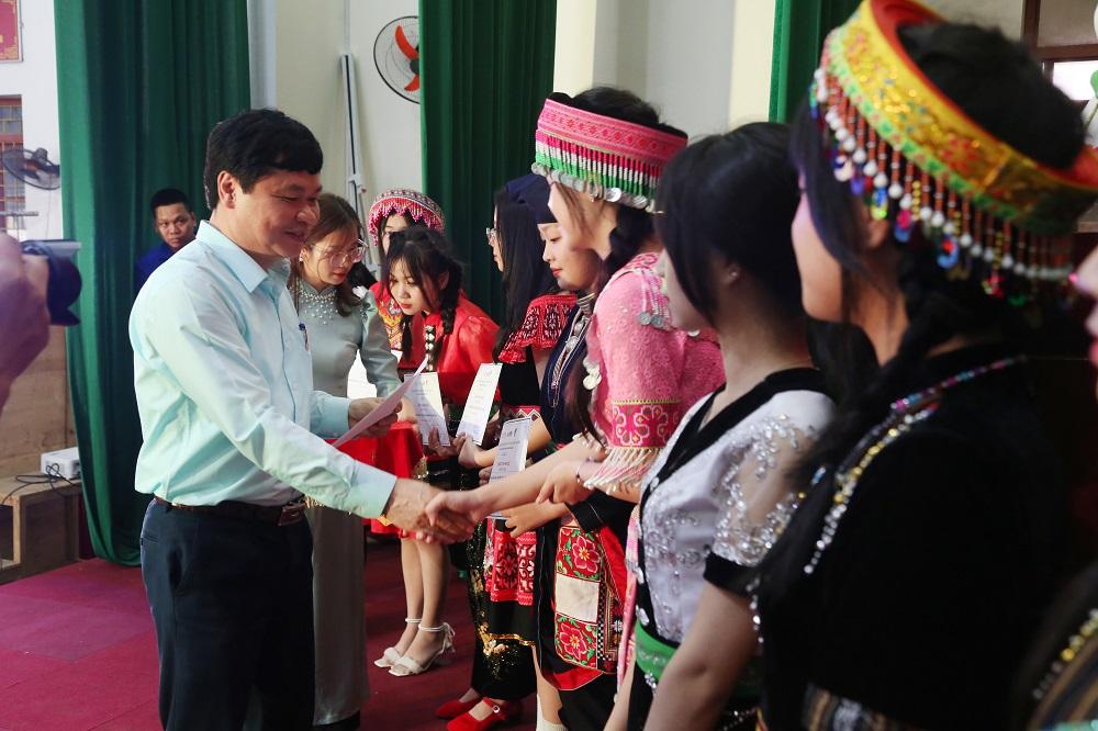 ng Phạm Việt Đức, Giám đốc Sở GD-ĐT tỉnh Thái Nguyên, trao học bổng cho các nữ sinh tiêu biểu.JPG