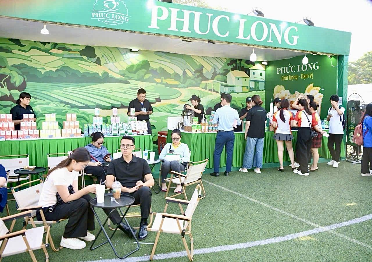 Gian hàng Phúc Long nhận được sự quan tâm của nhiều khách hàng tham dự sự kiện