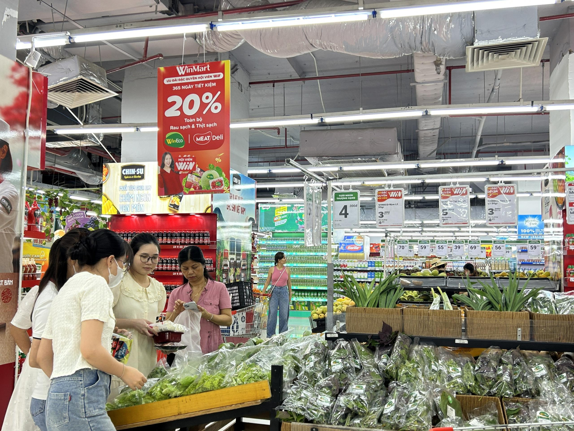 Khách hàng mua sắm tại siêu thị WinMart (1)