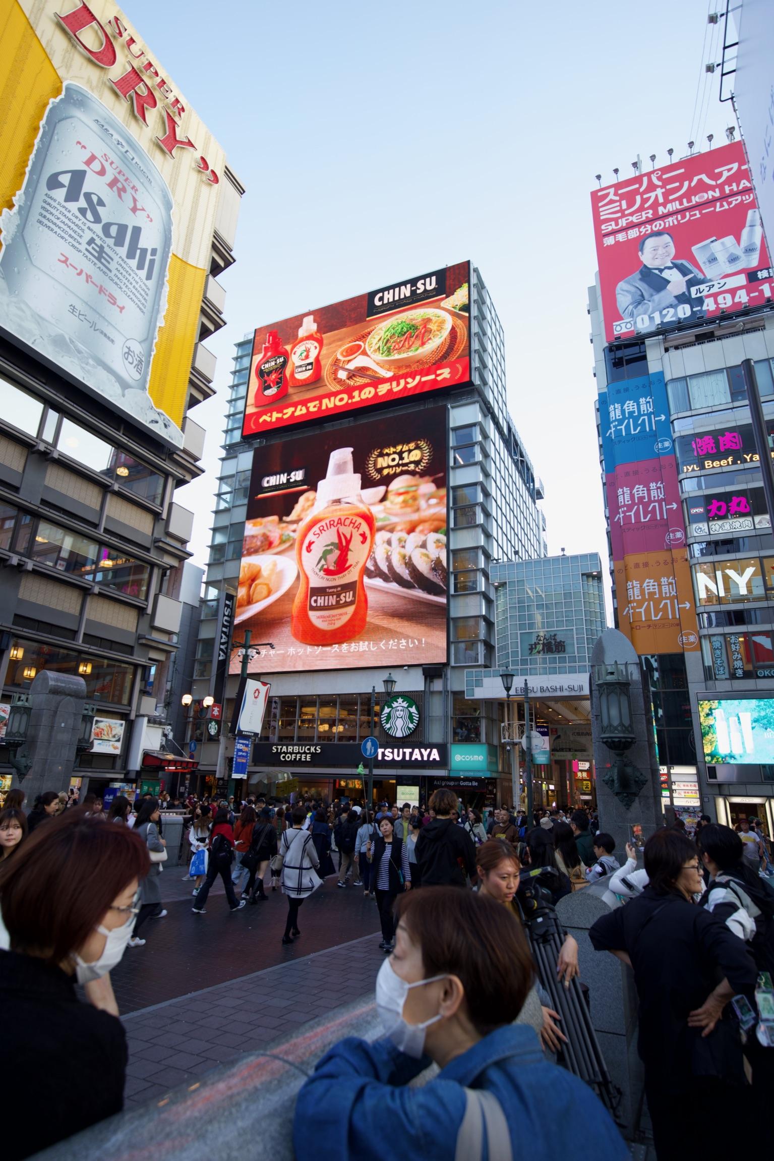 Tương ớt Chin-su xuất hiện hoành tráng tại khu phố ẩm thực sôi động Dotonbori, Osaka