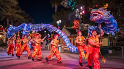 Rộn ràng không khí đón Tết Nguyên đán tại Công viên Disneyland của Mỹ