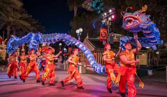 Rộn ràng không khí đón Tết Nguyên đán tại Công viên Disneyland của Mỹ